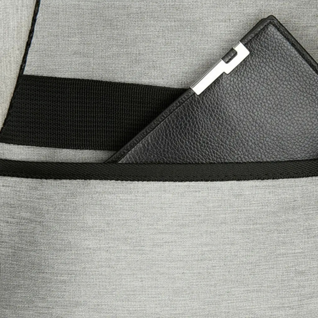 Détail de la poche latérale zippée du grand sac à dos isotherme Gris clair
