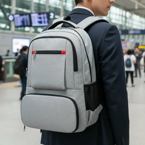 Grand sac à dos isotherme Gris clair porté dans un terminal d'aéroport