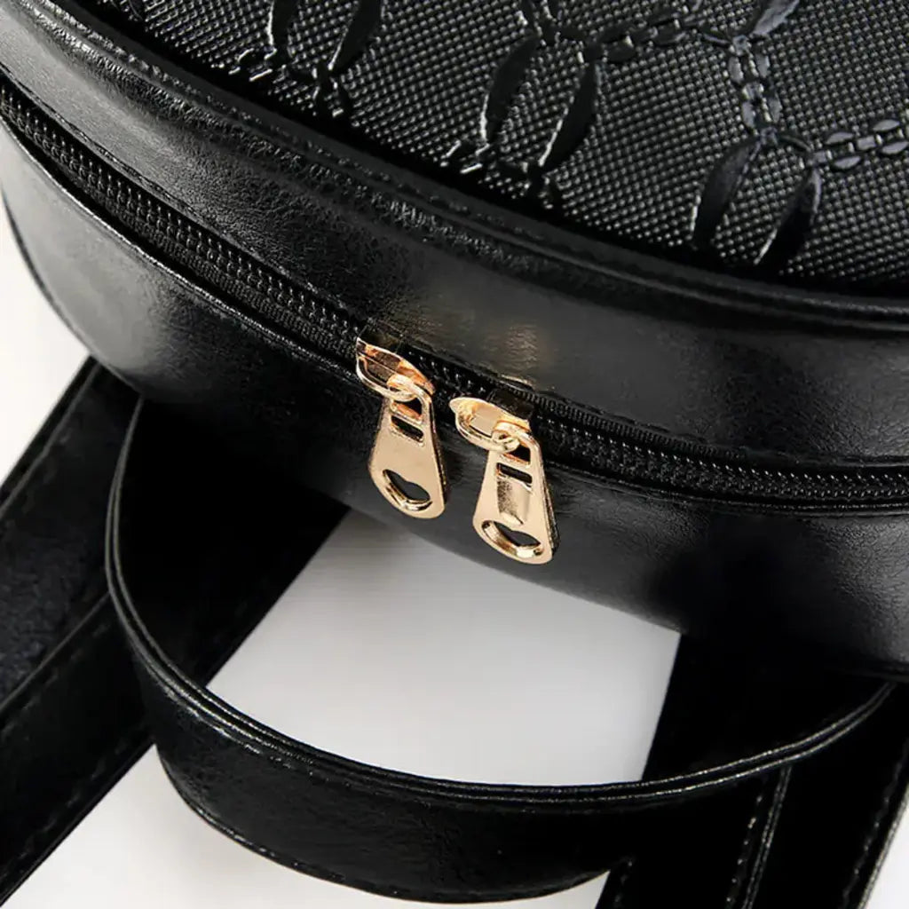 Fermetures éclair dorées et finitions du petit sac à dos cuir élégant Noir