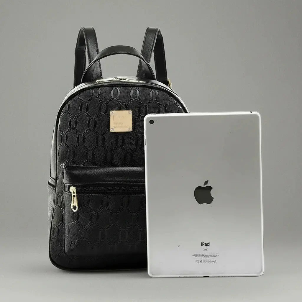 Comparaison de taille entre le petit sac à dos cuir élégant Noir et un iPad