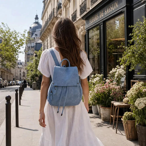 Jeune femme de dos portant le Petit Sac à Dos en Jean Femme Bleu dans les rues de Paris