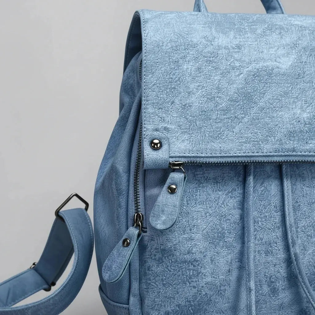 Détail de la fermeture éclair et des finitions du Petit Sac à Dos en Jean Femme