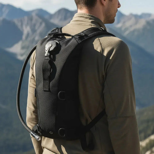 Petit sac à dos militaire Neutre Noir porté en randonnée en montagne