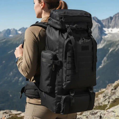 Sac a dos alpiniste militaire Neutre Noir porté par une randonneuse en montagne