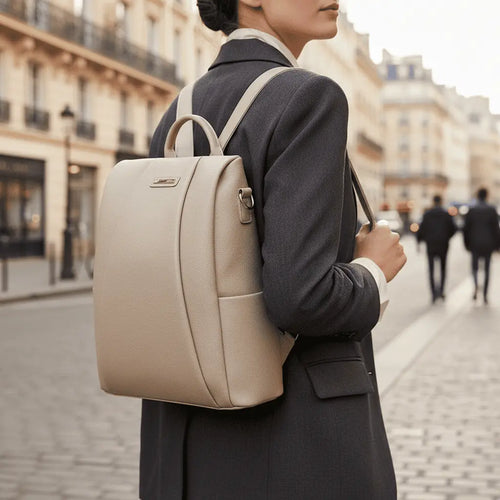 Sac à dos antivol femme nylon Khaki porté en ville par une femme