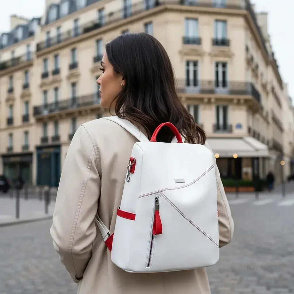 Sac à dos antivol mode femme Blanc Rouge porté en ville par une femme