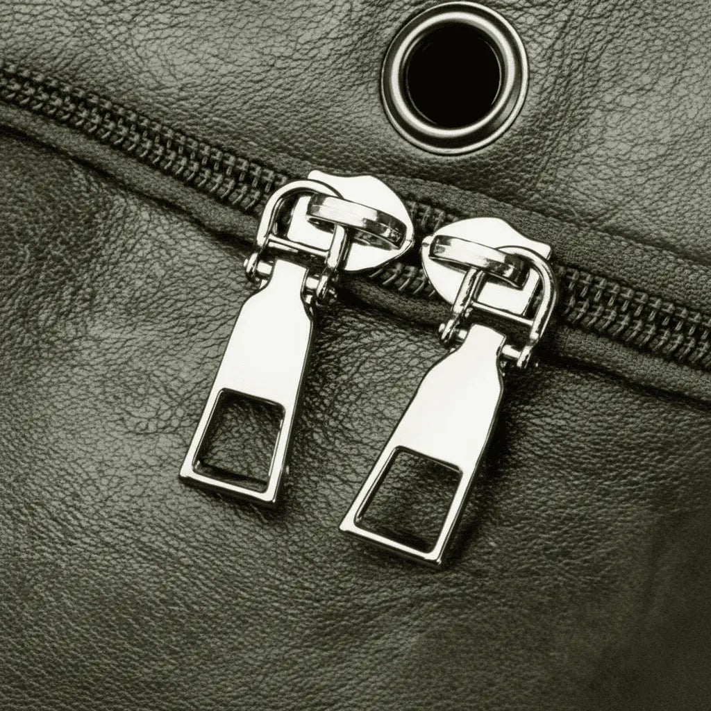 Sac a dos antivol vintage Gris Clair, mettant en avant la fermeture sécurisée