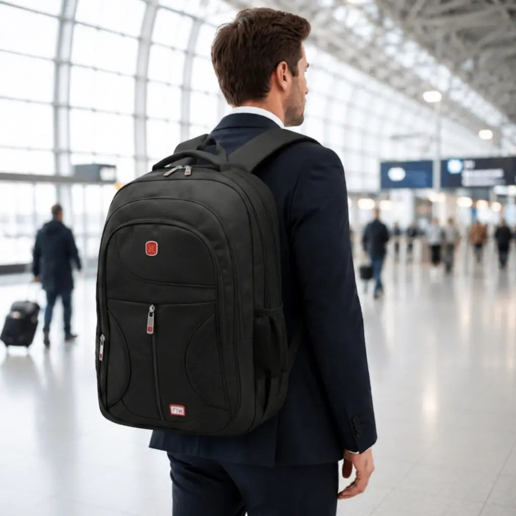 Sac à dos cabine homme Noir porté par un voyageur dans un aéroport