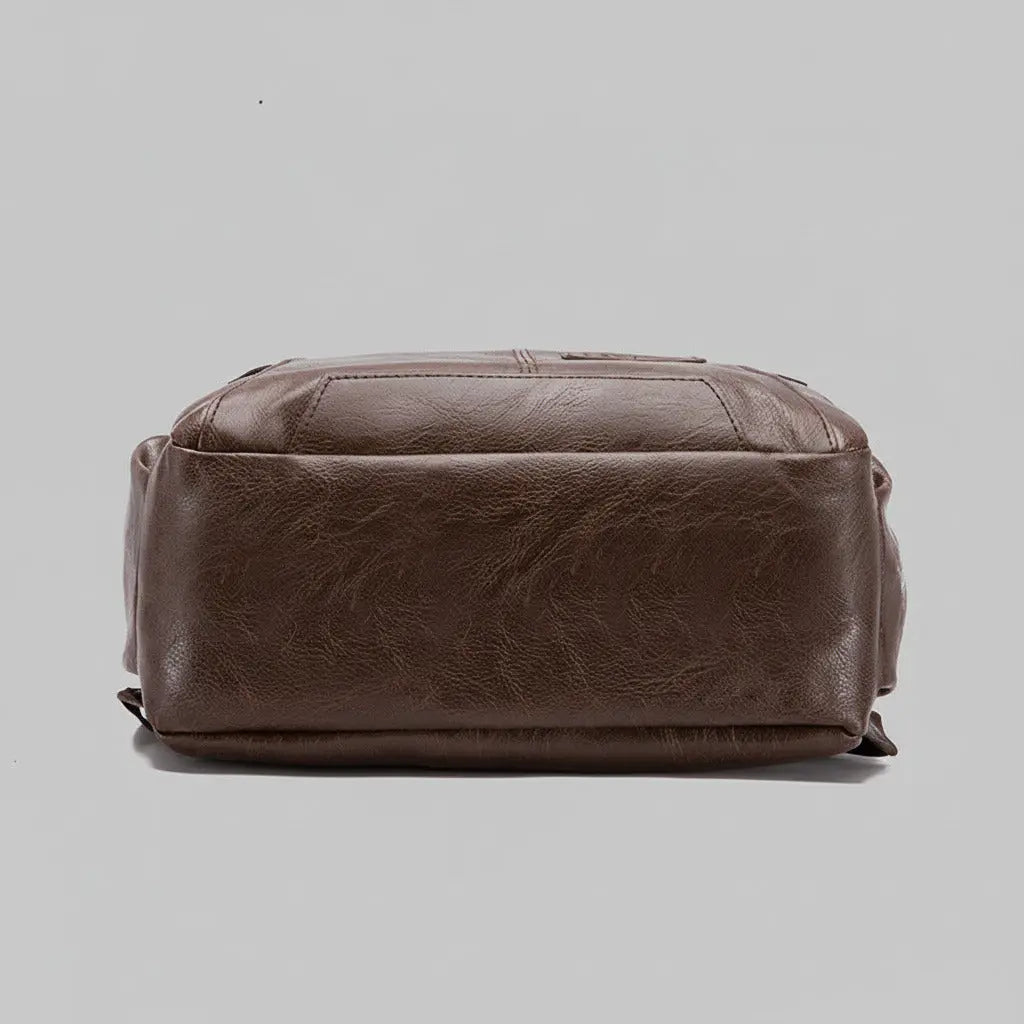 Sac à dos femme élégant cuir café, posé sur le sol