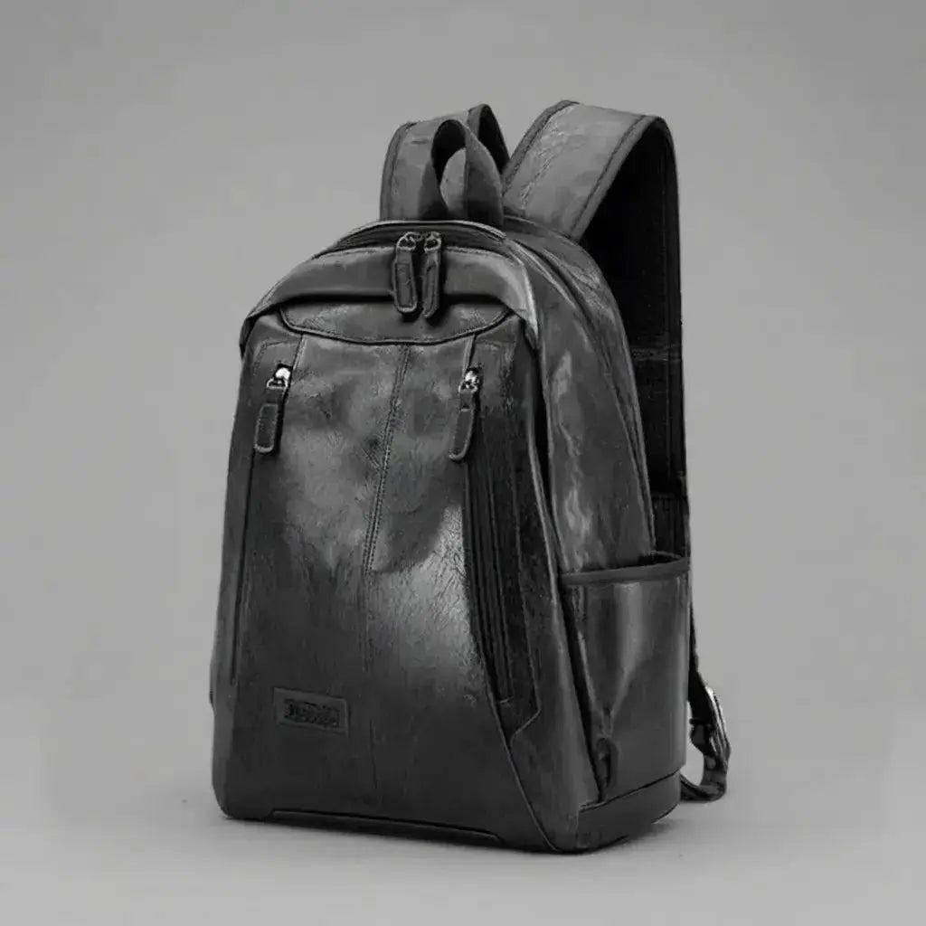 Sac à dos femme élégant cuir Noir de trois quarts sur fond neutre