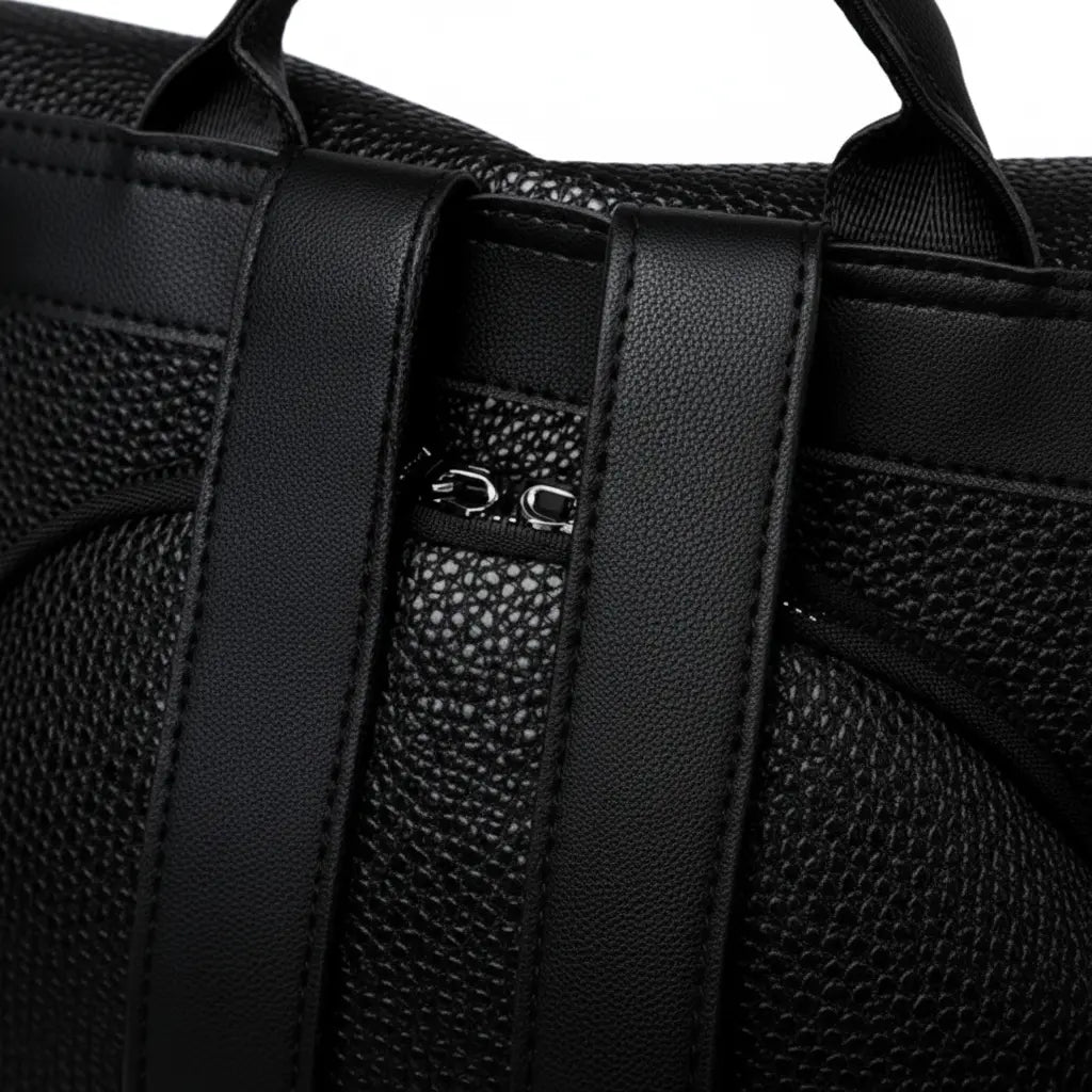 Sac à dos femme pratique Noir, détail des bretelles rembourrées

