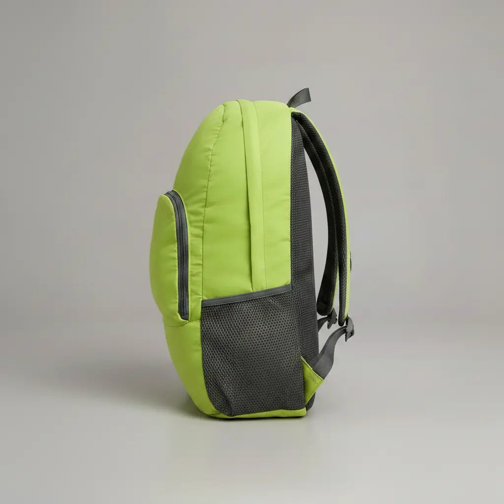 Sac à dos léger voyage Vert, vue de profil montrant la poche filet