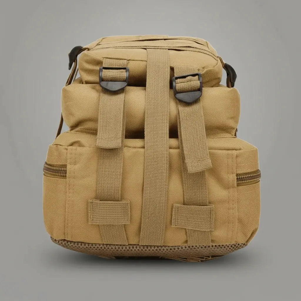 Intérieur du sac à dos militaire multifonctionnel Neutre Beige, posé sur le sol avec compartiments de rangement