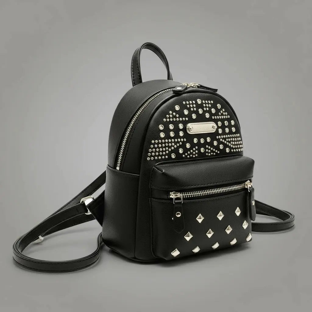 Sac a dos style punk Noir, vue de profil avec ses ornements