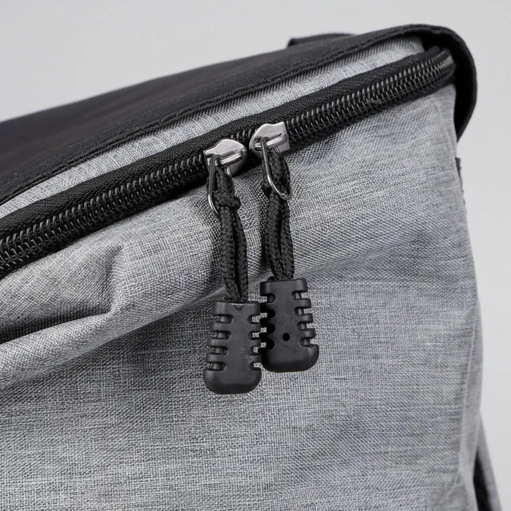Zoom rapproché sur la fermeture à glissière métallique double du Sac à Dos de Voyage Multifonctionnel Gris