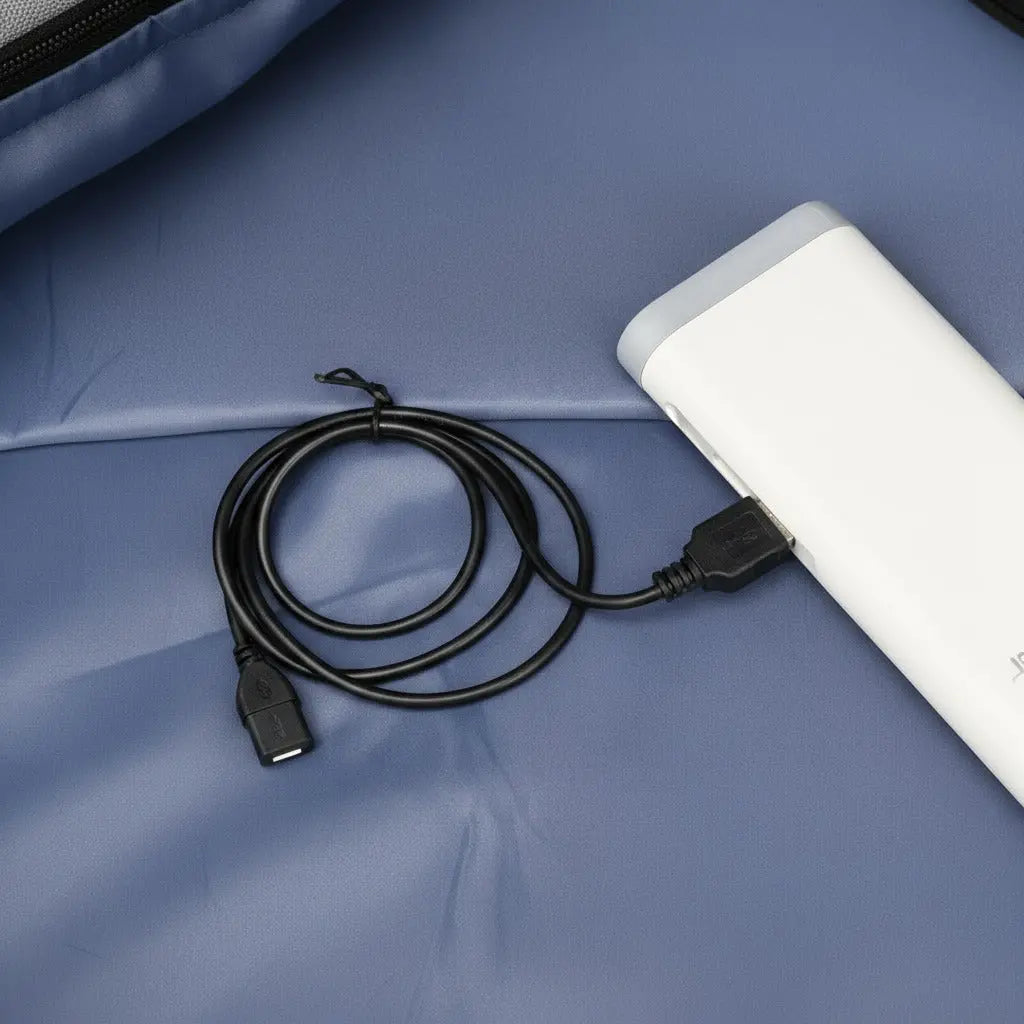 Vue de l'intérieur du sac à dos ordinateur montrant une batterie externe connectée