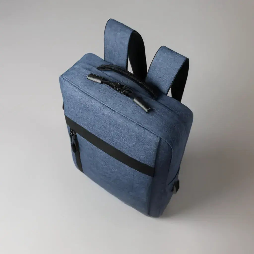 Vue diagonale 3/4 avant du sac à dos ordinateur imperméable Bleu