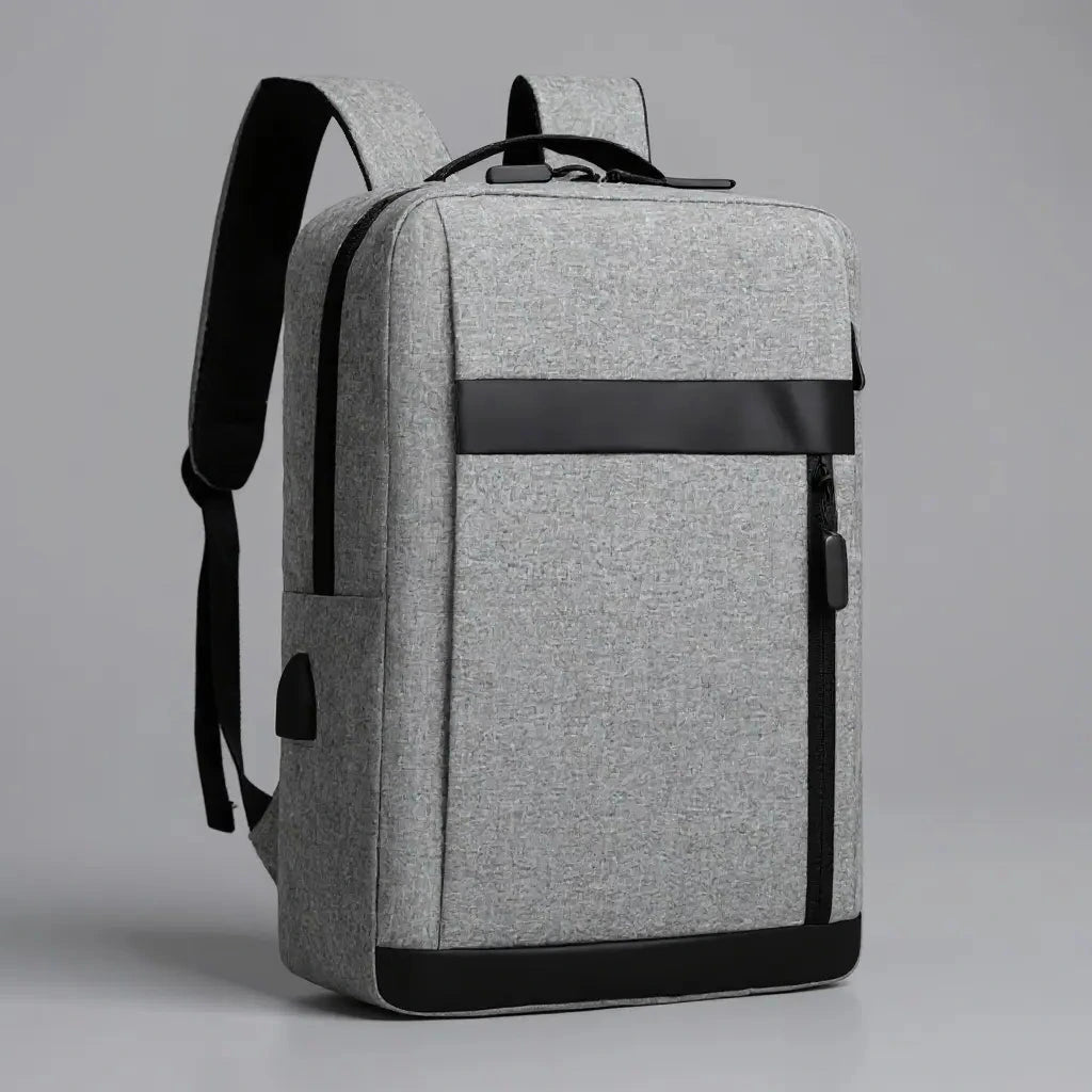 Vue diagonale arrière du sac à dos avec bretelles et port USB latéral Gris